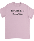 Svart text "I'm Old School I Google Things" på ljusrosa t-shirt med rund hals.
