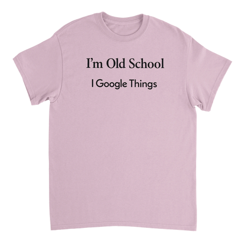 Svart text "I'm Old School I Google Things" på ljusrosa t-shirt med rund hals.