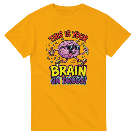Gul t-shirt med cartoon-hjärna i sneakers – This Is Your Brain On Drugs