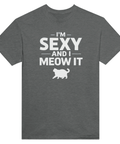 I'm Sexy and I Meow It" texttryck med vit silhuett av en katt på grå t-shirt.