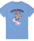 Blå t-shirt med lekfull trans pride illustration av en rymdraket