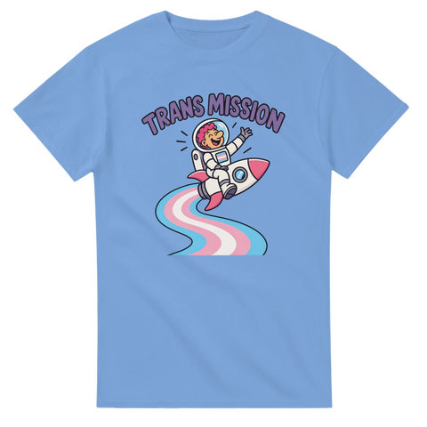 Blå t-shirt med lekfull trans pride illustration av en rymdraket