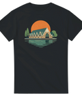 Grafisk illustration av Feskekörka i solnedgång på en svart t-shirt