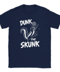 Marinblå t-shirt med lekfullt motiv av en basketbollsdunkande skunk