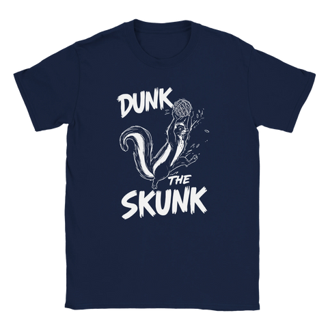 Marinblå t-shirt med lekfullt motiv av en basketbollsdunkande skunk