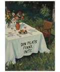 Illustration av ett vitt dukat långbord utomhus med texten Din plats finns inte på duken och en tom trästol bredvid.