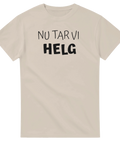 Nu tar vi helg" texttryck i svart, lekfull stil på beige t-shirt.