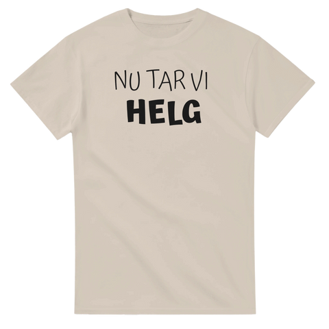 Nu tar vi helg" texttryck i svart, lekfull stil på beige t-shirt.