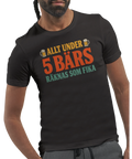 Modell i en mörkgrå t-shirt med texten Allt under 5 bärs räknas som fika i retrofärger.
