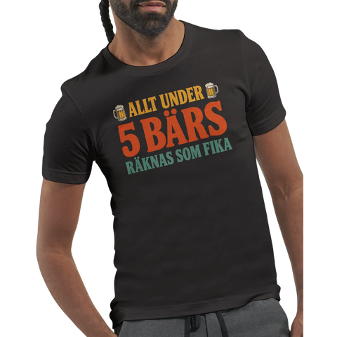 Modell i en mörkgrå t-shirt med texten Allt under 5 bärs räknas som fika i retrofärger.