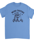 Vintageinspirerad design med tvättbjörnskram på klarblå t-shirt