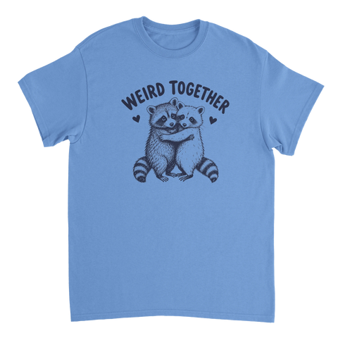 Vintageinspirerad design med tvättbjörnskram på klarblå t-shirt