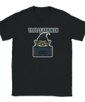 Grön trollfigur med spretigt hår bakom datorskärm, text "TROLLFABRIKEN", på svart t-shirt.