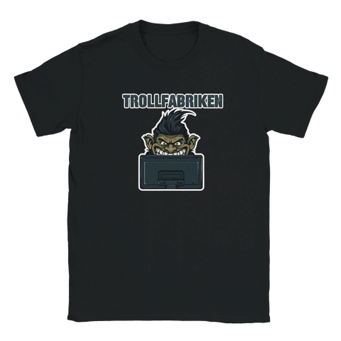 Grön trollfigur med spretigt hår bakom datorskärm, text "TROLLFABRIKEN", på svart t-shirt.