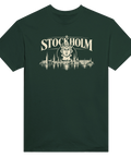 Mörkgrön t-shirt med texten Stockholm, ett krönt ansikte och stadssiluett.