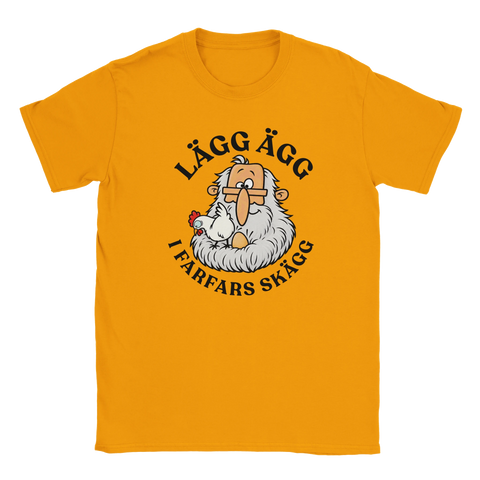 Orangegul t-shirt med farfar, en höna och texten ”Lägg ägg i farfars skägg”.