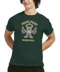 Närbild på person i skogsgrön t-shirt med sökbart öl-citat och illustration