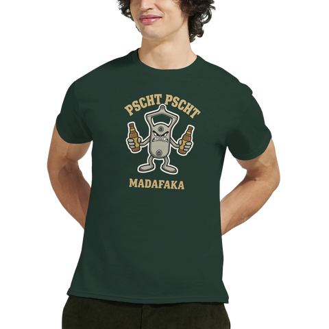 Närbild på person i skogsgrön t-shirt med sökbart öl-citat och illustration