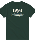 Skogsgrön t-shirt med ett illustrerat makrillmotiv i kustnära vintagestil