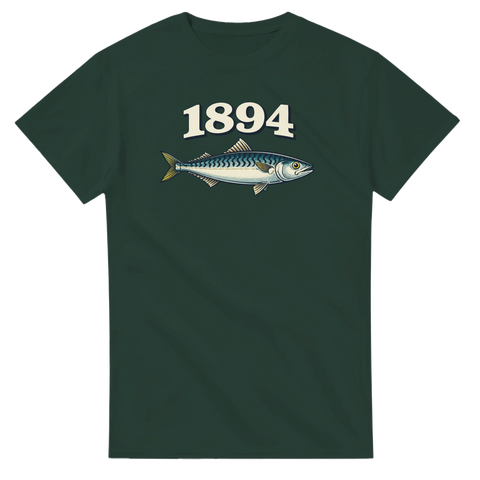 Skogsgrön t-shirt med ett illustrerat makrillmotiv i kustnära vintagestil