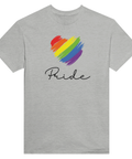 Regnbågsfärgat hjärta med penseldrag och text "Pride" på grå t-shirt.
