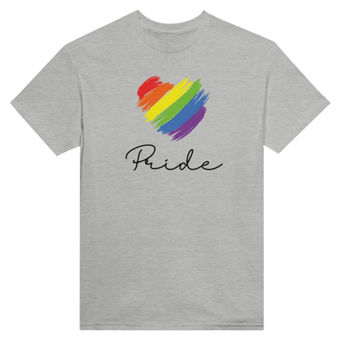 Regnbågsfärgat hjärta med penseldrag och text "Pride" på grå t-shirt.