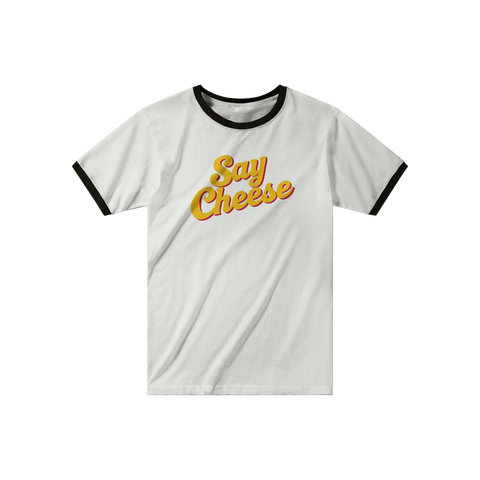 vit ringer t-shirt med gul ost text