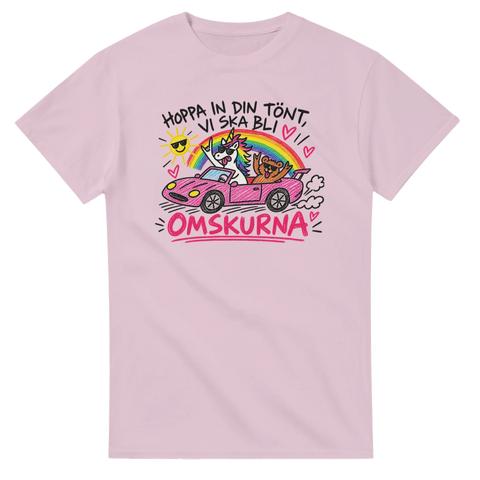 Satiriskt motiv med regnbåge och texten Omskurna – ljusrosa t-shirt