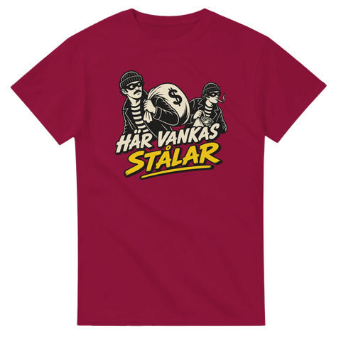 Serietidningsinspirerat motiv med rånare och sedlar på en vinröd t-shirt