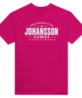 Ceriserosa t-shirt med texten Johansson – A Family of Originals