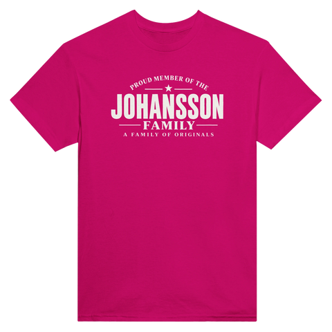 Ceriserosa t-shirt med texten Johansson – A Family of Originals