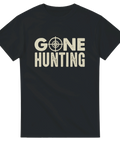 Svart t-shirt med texten Gone Hunting och kikarsikte i beige

