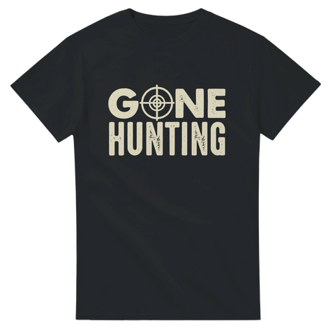 Svart t-shirt med texten Gone Hunting och kikarsikte i beige

