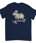 Marinblå t-shirt med en kapybara i grön mössa på skateboard.