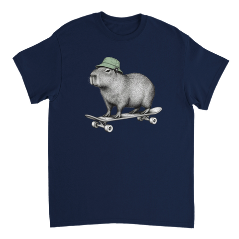 Marinblå t-shirt med en kapybara i grön mössa på skateboard.