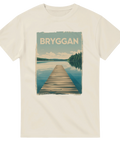 Grafiskt naturmotiv med texten Bryggan och tallskog – krämvit t-shirt
