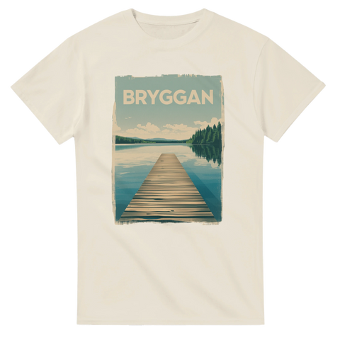 Grafiskt naturmotiv med texten Bryggan och tallskog – krämvit t-shirt