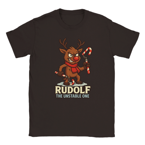 Jul t-shirt med motiv av Rudolf som galen ren med blodröd nos och polkagris nunchucks