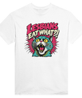 Vit t-shirt med en färgglad förvånad katt och texten Lesbians Eat What?!.