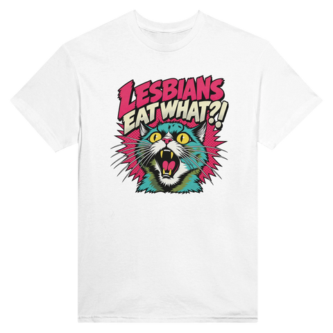 Vit t-shirt med en färgglad förvånad katt och texten Lesbians Eat What?!.