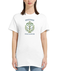 Kvinna bär vit t-shirt med tryck av en majstång och rolig ordvits