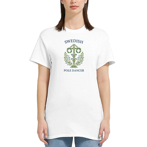 Kvinna bär vit t-shirt med tryck av en majstång och rolig ordvits