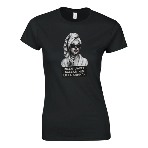 Kvinna med handduk, solglasögon, slickepinne & "Ingen jävel kallar mig lilla gumman" på svart t-shirt.