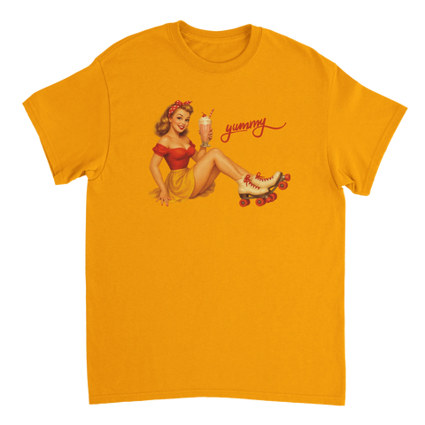 Klassisk 50-tals pinup-tjej i gul kjol på senapsgul t-shirt