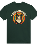Mörkgrön t-shirt med en katt i solglasögon i en retrocirkel och texten Lesbians Eat What?!.