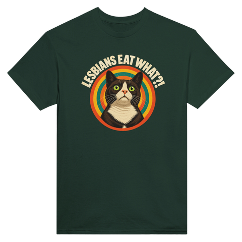 Mörkgrön t-shirt med en katt i solglasögon i en retrocirkel och texten Lesbians Eat What?!.