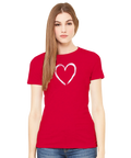 Vitt handmålat hjärta med penseldrag på röd dam t-shirt.