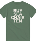 Grön t-shirt med texten BUY SEA CHAIR TEN i fyra rader.