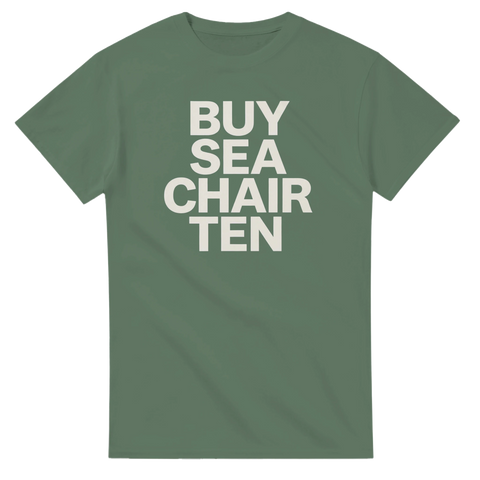 Grön t-shirt med texten BUY SEA CHAIR TEN i fyra rader.