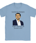 Ljusblå t-shirt med humoristiskt porträtt av partiledare och politisk satir